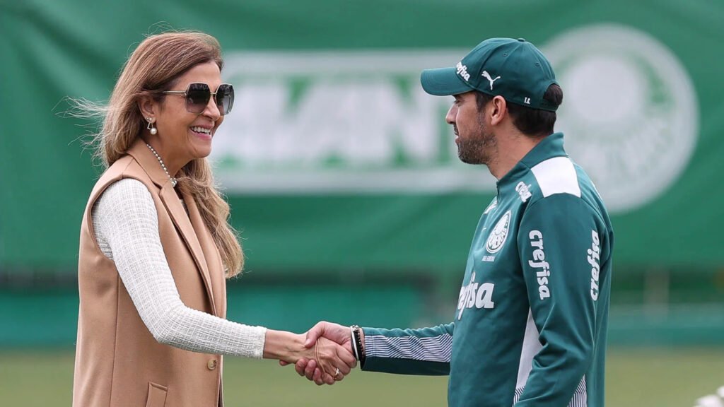 A presidente Leila Pereira e o técnico Abel Ferreira (D), da SE Palmeiras, durante treinamento, na Academia de Futebol.