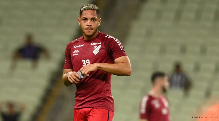 Vitor Roque no Athletico