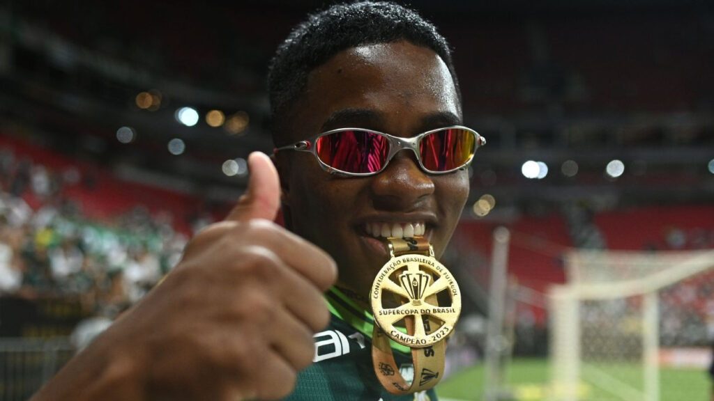 Endrick comemora a conquista da Supercopa do Brasil pelo Palmeiras