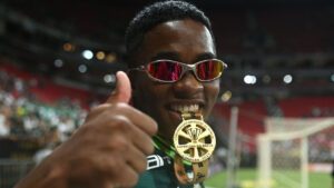 Endrick comemora a conquista da Supercopa do Brasil pelo Palmeiras