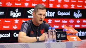 Paulo Turra como técnico do Athletico em entrevista coletiva - Foto athletico.com.br