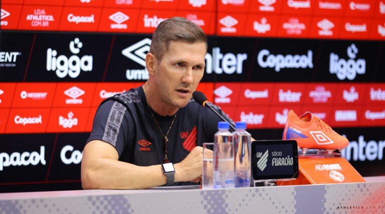 Paulo Turra como técnico do Athletico em entrevista coletiva - Foto athletico.com.br