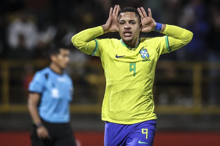 Vitor Roque do Athletico em atuação pela Seleção Brasileira Sub-20 contra a Venezuela