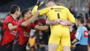 Bento e Vitor Roque comemorando classificação na Copa do Brasil 2023