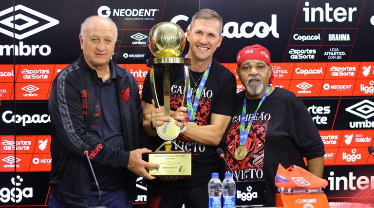 Felipão Turra e Bolinha no Athletico Paranaense com o troféu de campeão do estado de 2023