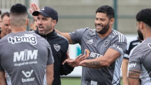 Hulk e Coudet durante treino do Atlético-MG