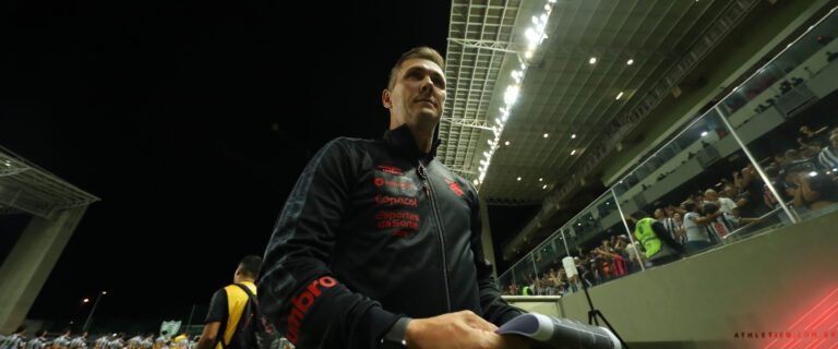 Paulo Turra pelo Athletico em 2023