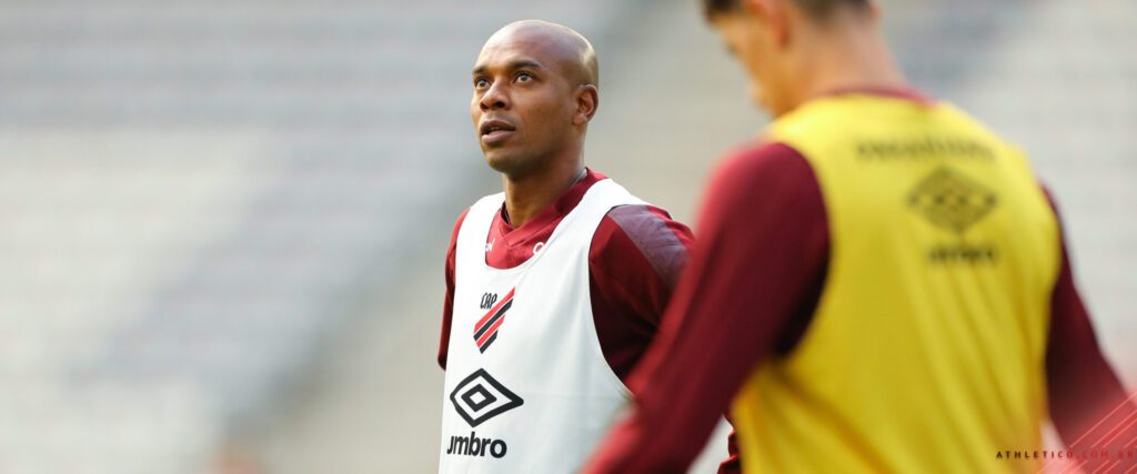Fernandinho em treino pelo Athletico em 2023