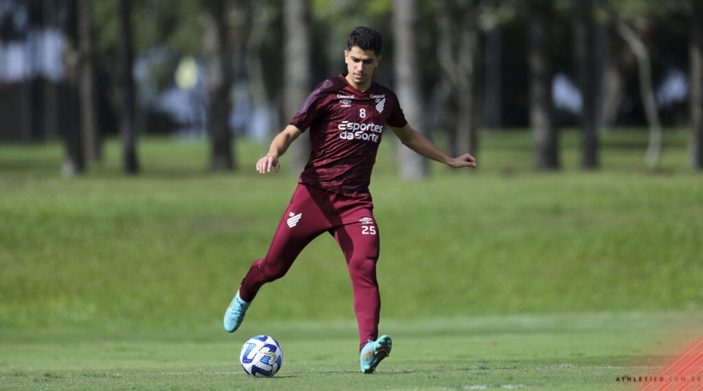 Vitor Bueno em treino no Athletico em 2023