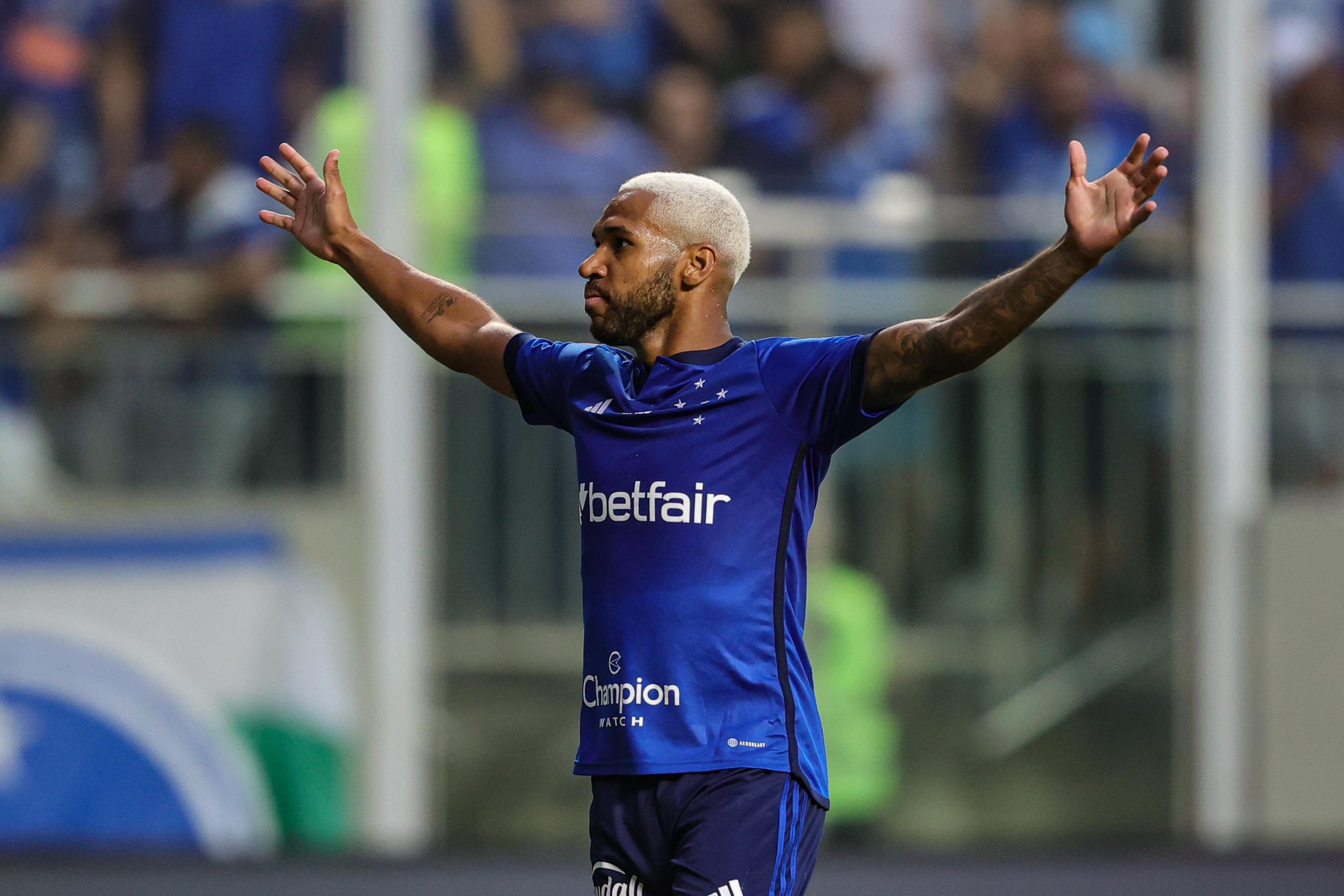 Cruzeiro vence Santos com dois de Wesley e assume liderança provisória da  Série A