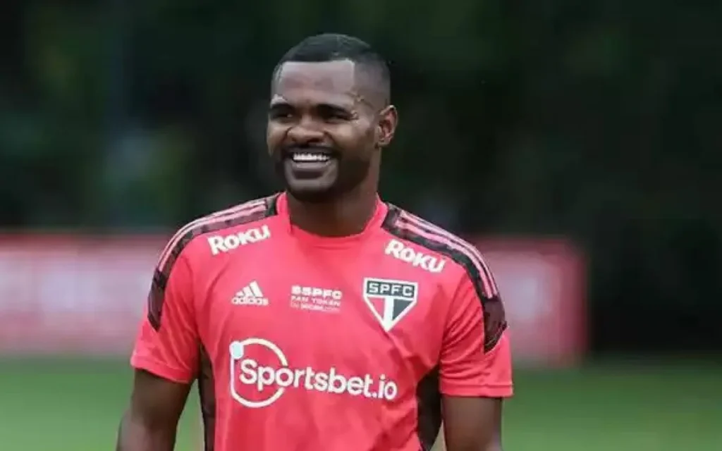 Botafogo atropela Athletico e faz proposta por Nikão