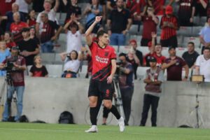 Vitor Bueno no Athletico em 2023