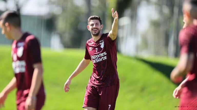 Di Yorio em treino pelo Athletico Paranaense