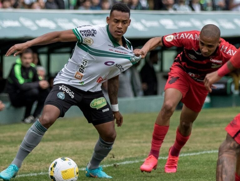 Pablo Siles, do Athletico, enfrenta Igor Paixão, do Coritiba