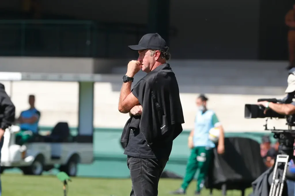 Cuca pede para segurar zagueiro no Athletico e prejudica negociação com o Corinthians