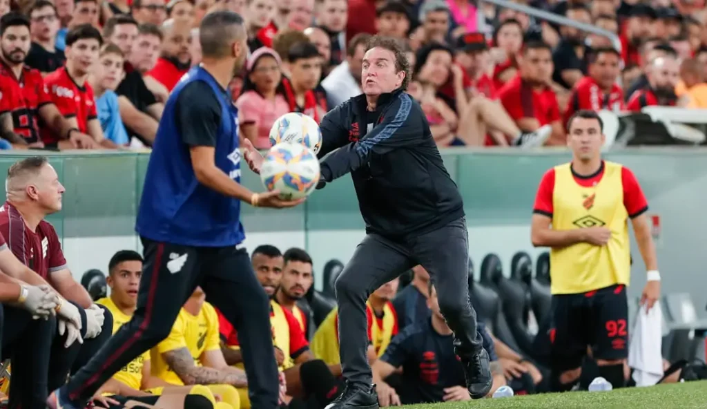 Cuca elogia Osorio, mas cita “feijão com arroz” em goleada do Athletico