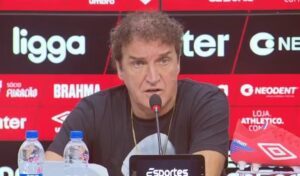 Cuca em primeira coletiva de imprensa após assumir cargo de técnico no Athletico