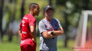 Cuca em treinamento com o Athletico Paranaense