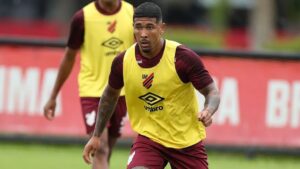 Lateral Fernando em treino pelo Athletico Paranaense