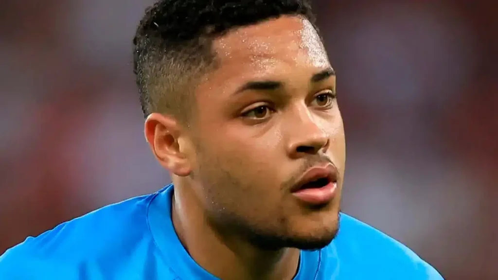Vitor Roque pode estar de saída do Barcelona; afirma jornal Espanhol