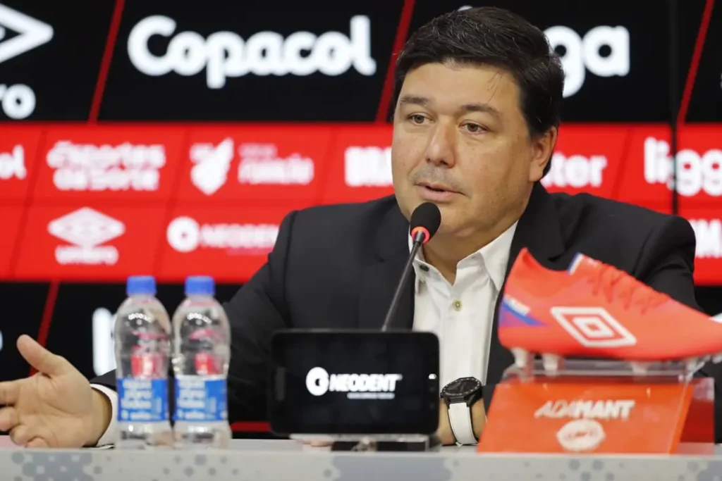 Corinthians pode tirar chefão do Athletico Paranaense