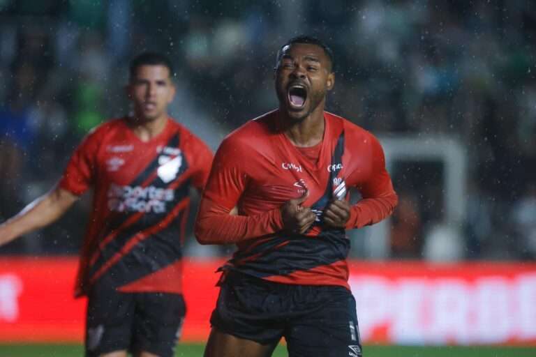 Nikão pelo Athletico Paranaense