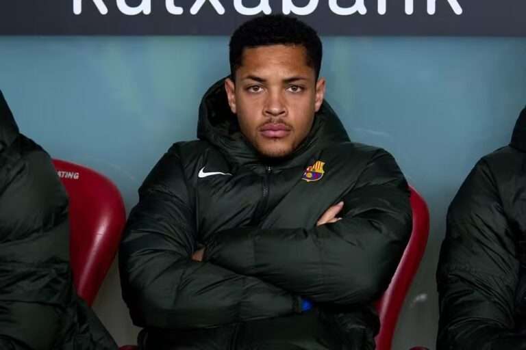 Vitor Roque no banco do Barcelona