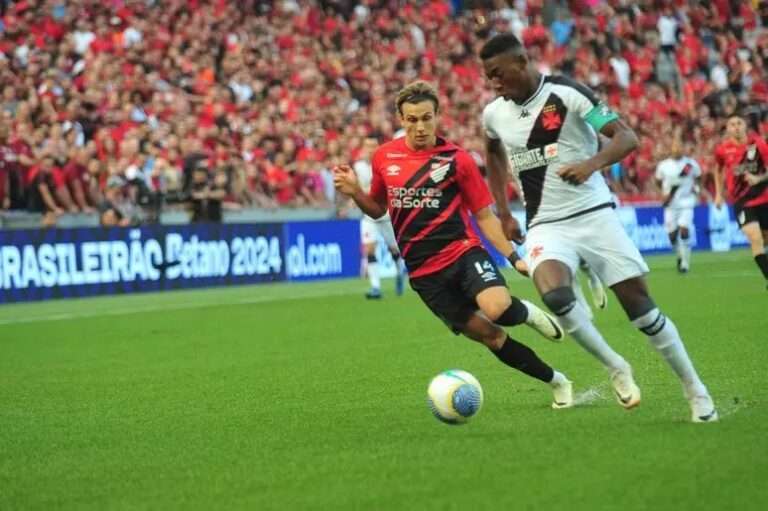 Canobbio pelo Athletico em jogo contra o Vasco