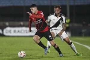 Athletico Paranaense's Argentine midfielder Bruno Zapelli (L) and Danubio's defender Matias Fracchia fight for the ball during the Copa Sudamericana group stage first leg football match between Uruguay's Danubio and Brazil's Atletico Paranaense at the Centenario Stadium in Montevideo on April 24, 2024. (Photo by Eitan ABRAMOVICH / AFP)