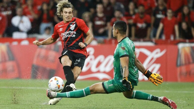 Canobbio fazendo gol pelo Athletico contra o Rayo Zuliano pela Copa Sul-Americana de 2024