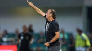Cuca com técnico do Athletico Paranaense em partida contra o Palmeiras pelo Campeonato Brasileiro 2024