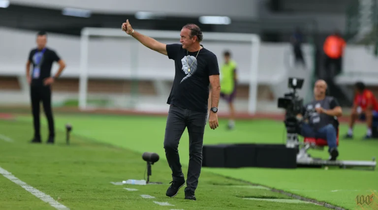 Cuca no Athletico em jogo contra Rayo Zuliano em 2024 na Venezuela