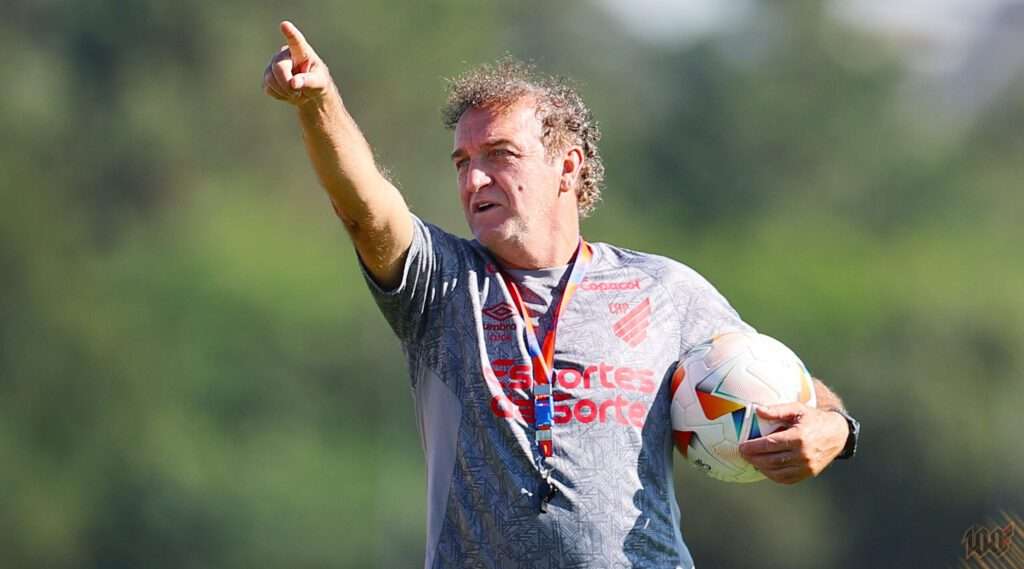 Cuca em treinamento pelo Athletico Paranaense em 2024