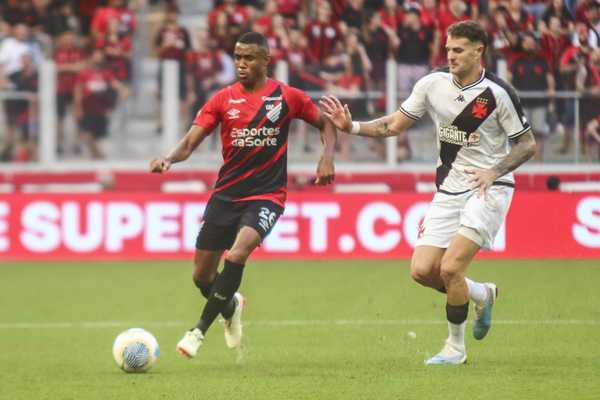 Erick pelo Athletico Paranaense em jogo contra o Vasco