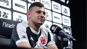 Hugo Moura em entrevista coletiva pelo Vasco