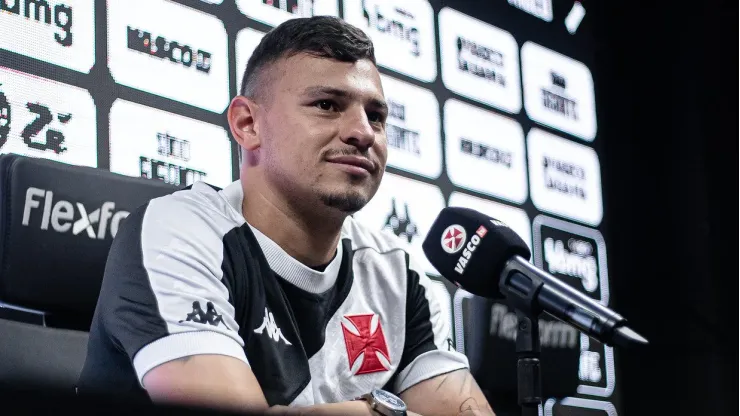 Hugo Moura em entrevista coletiva pelo Vasco