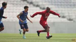 Fernandinho em jogo treino pelo Athletico Paranaense