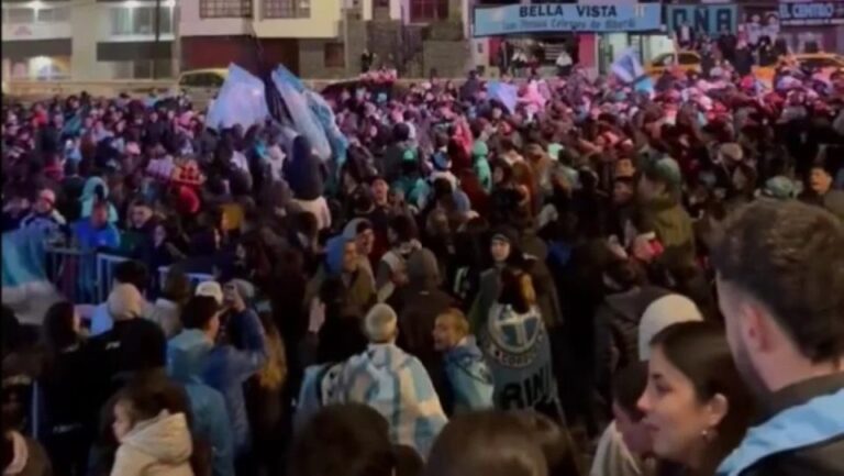 A torcida do Belgrano fez um “bandeiraço” para os jogadores.