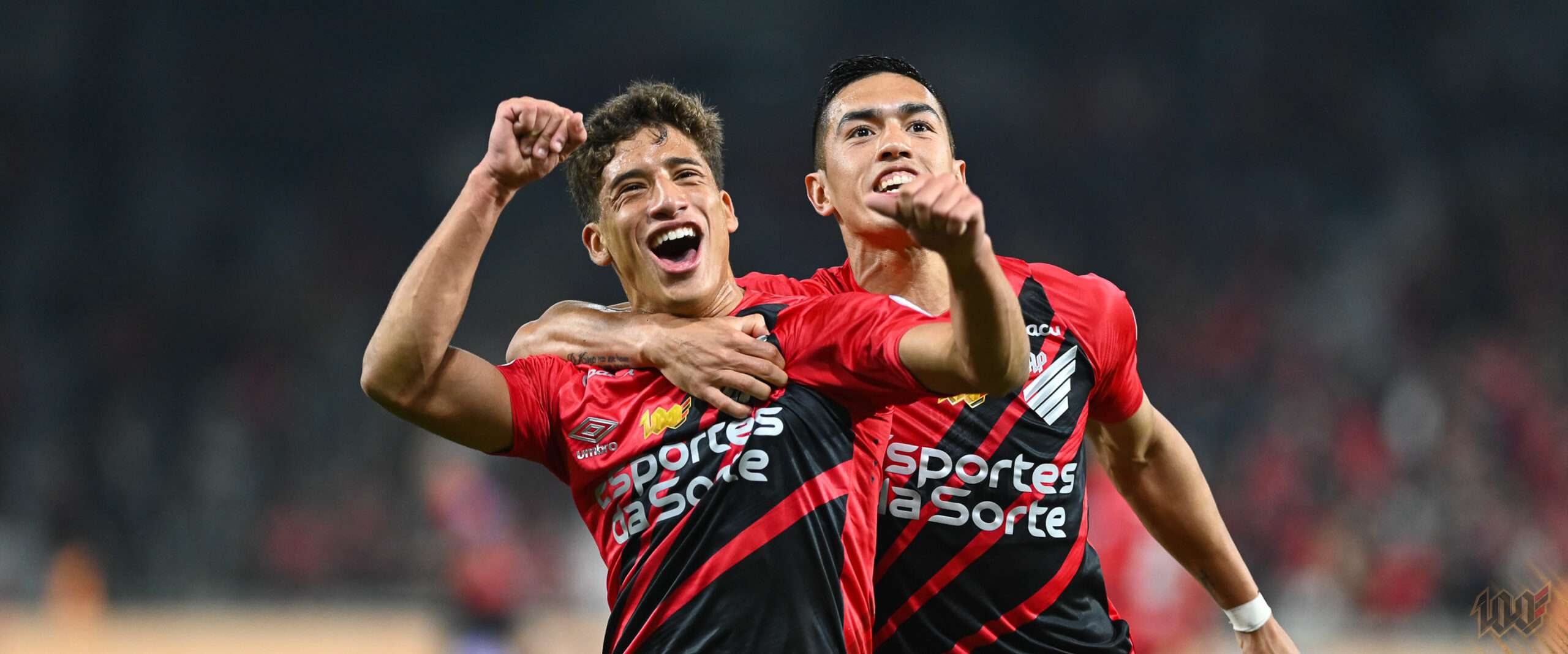 João Cruz e Cuello em comemoração durante gol do Athletico em partida contra o Racing no jogo de ida da Copa Sul-Americana 2024