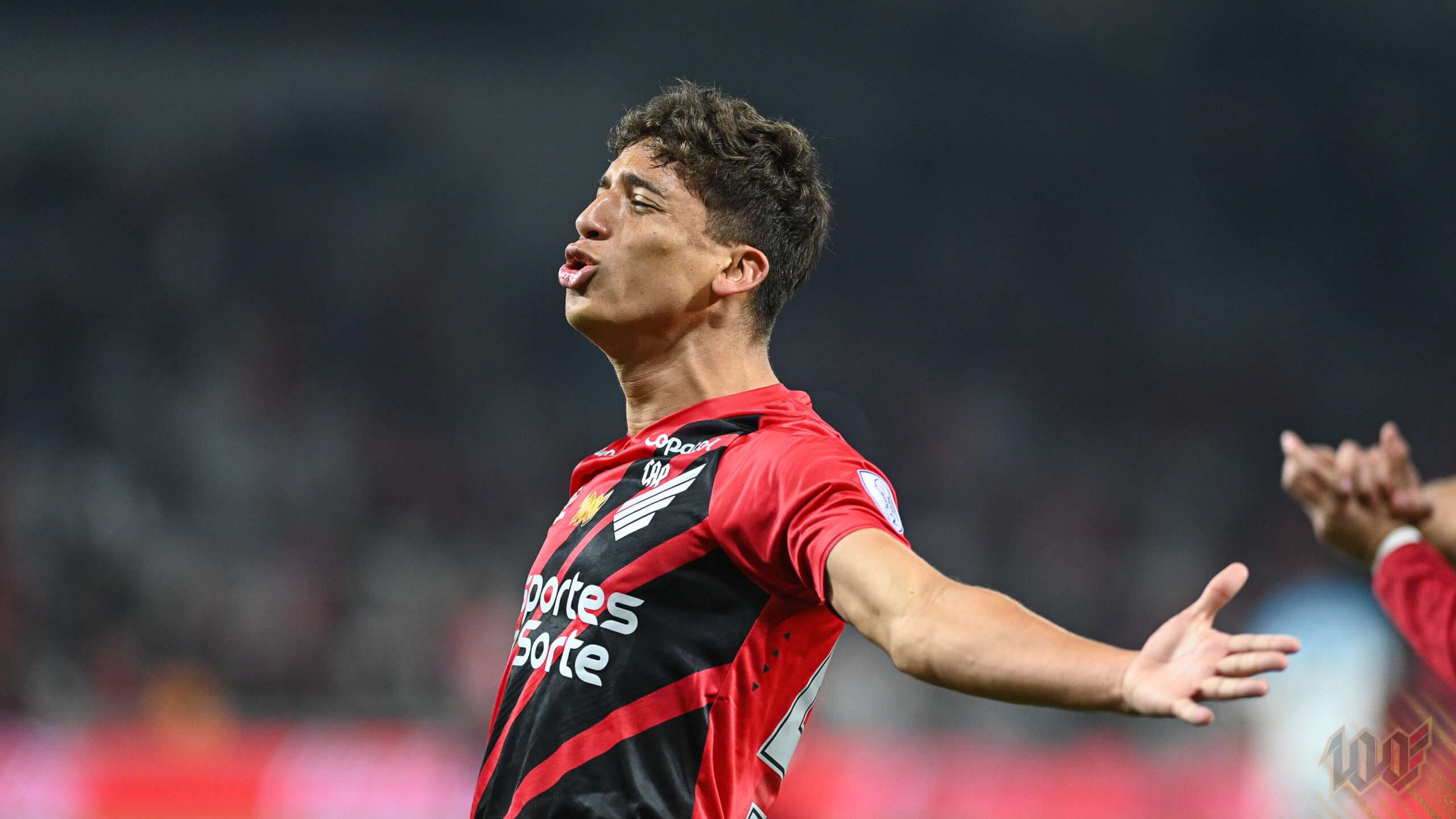 João Cruz pelo Athletico em partida contra o Racing pelo jogo de ida da Copa Sul-Americana 2024