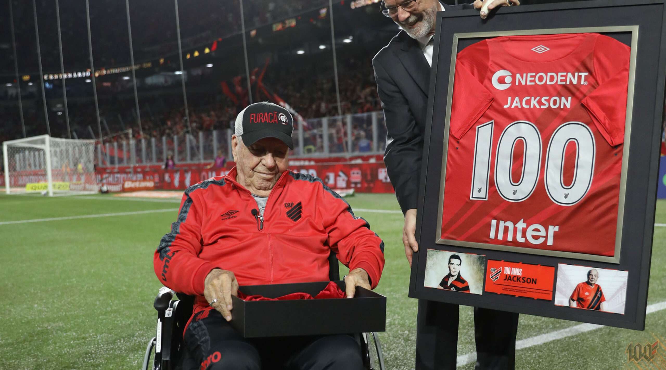 Jackson Nascimento completanto 100 anos na Ligga Arena como segundo maior artilheiro da história do Athletico