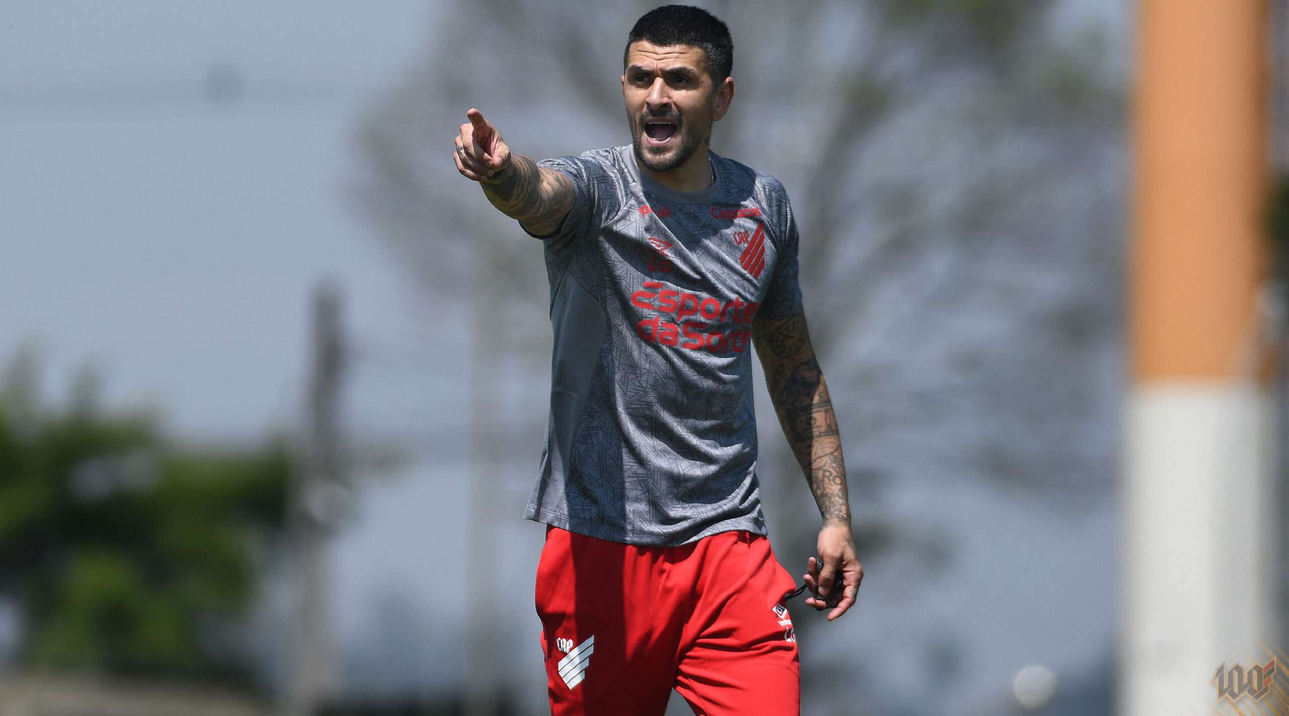 Lucho González em seu primeiro treino pelo Athletico como técnico