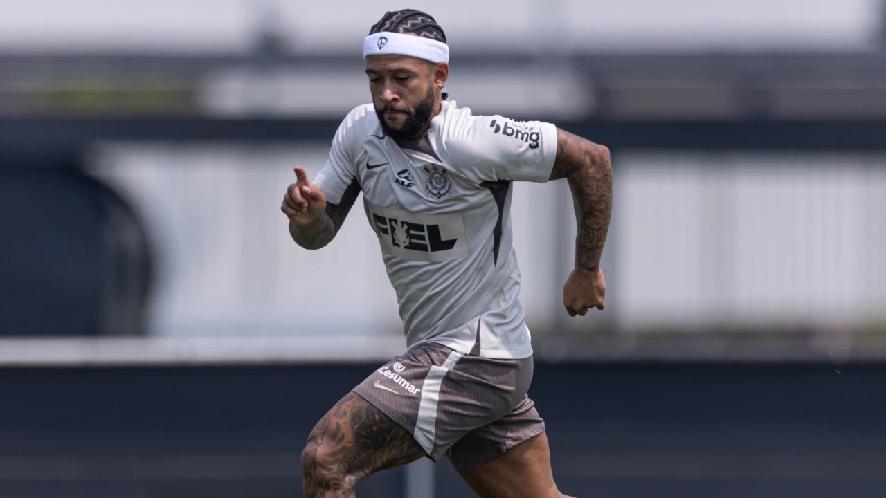 Memphis em treinamento pelo Corithians em seu primeiro treino pelo clube paulista