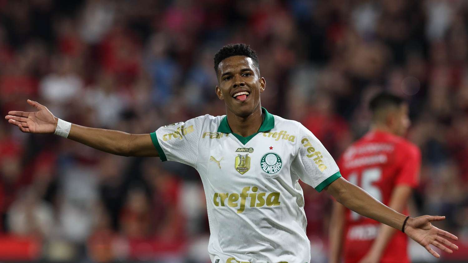 O jogador Estêvão, da SE Palmeiras, comemora seu gol contra a equipe do C Athletico Paranaense, durante partida válida pela vigésima quinta rodada, do Campeonato Brasileiro, Série A, na Arena da Baixada.