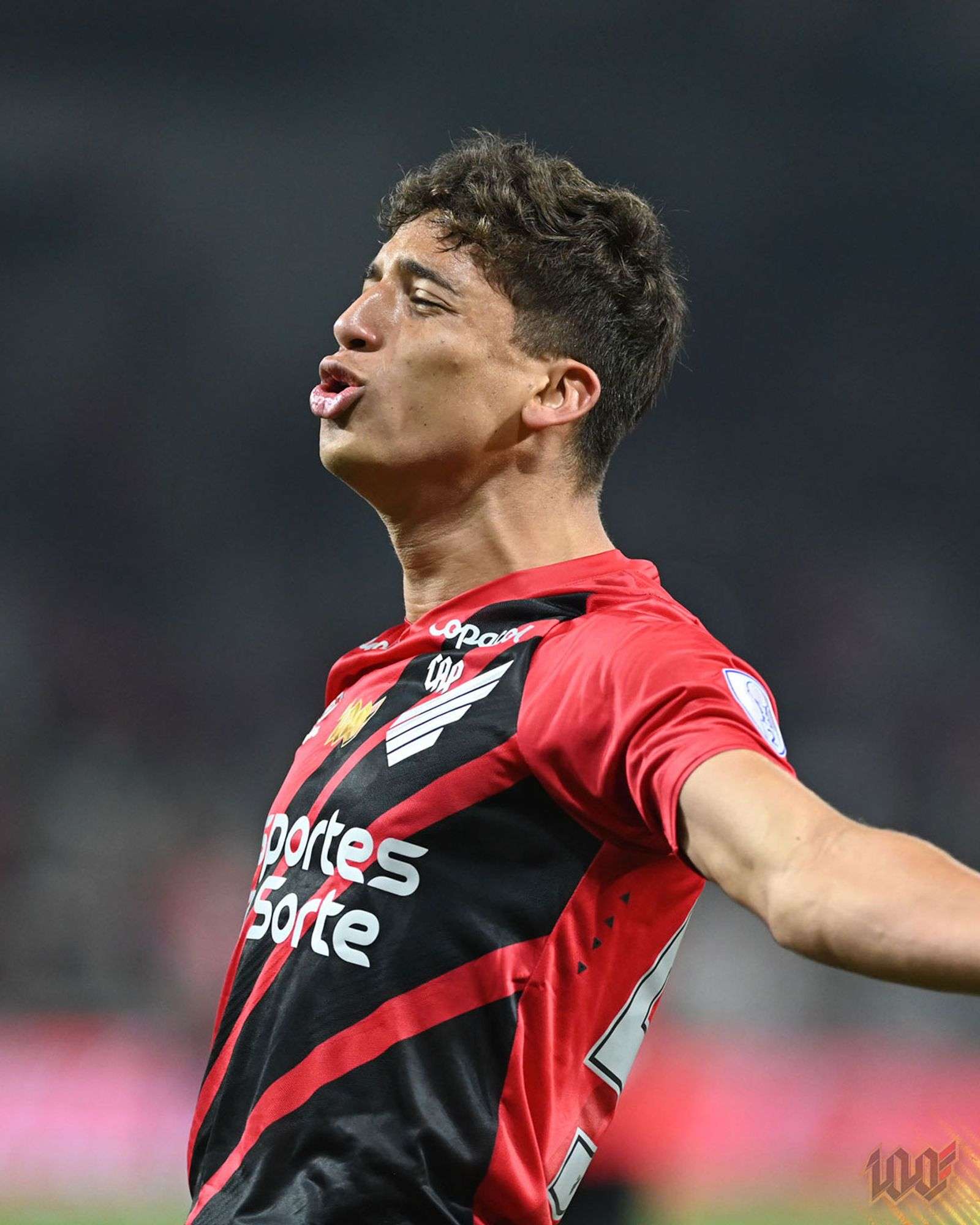 João Cruz no Athletico ao marcar gol contra o Racing pelo jogo de ida da Sul-Americana em 2024