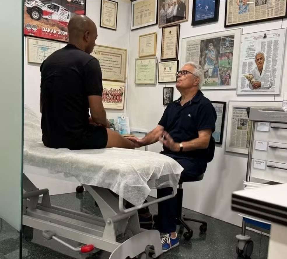 Fernandinho em tratamento médico