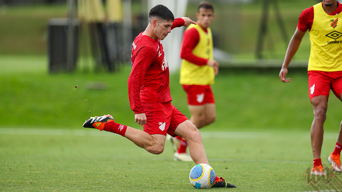 Bruno Zapelli em treino pelo Athletico Paranaense