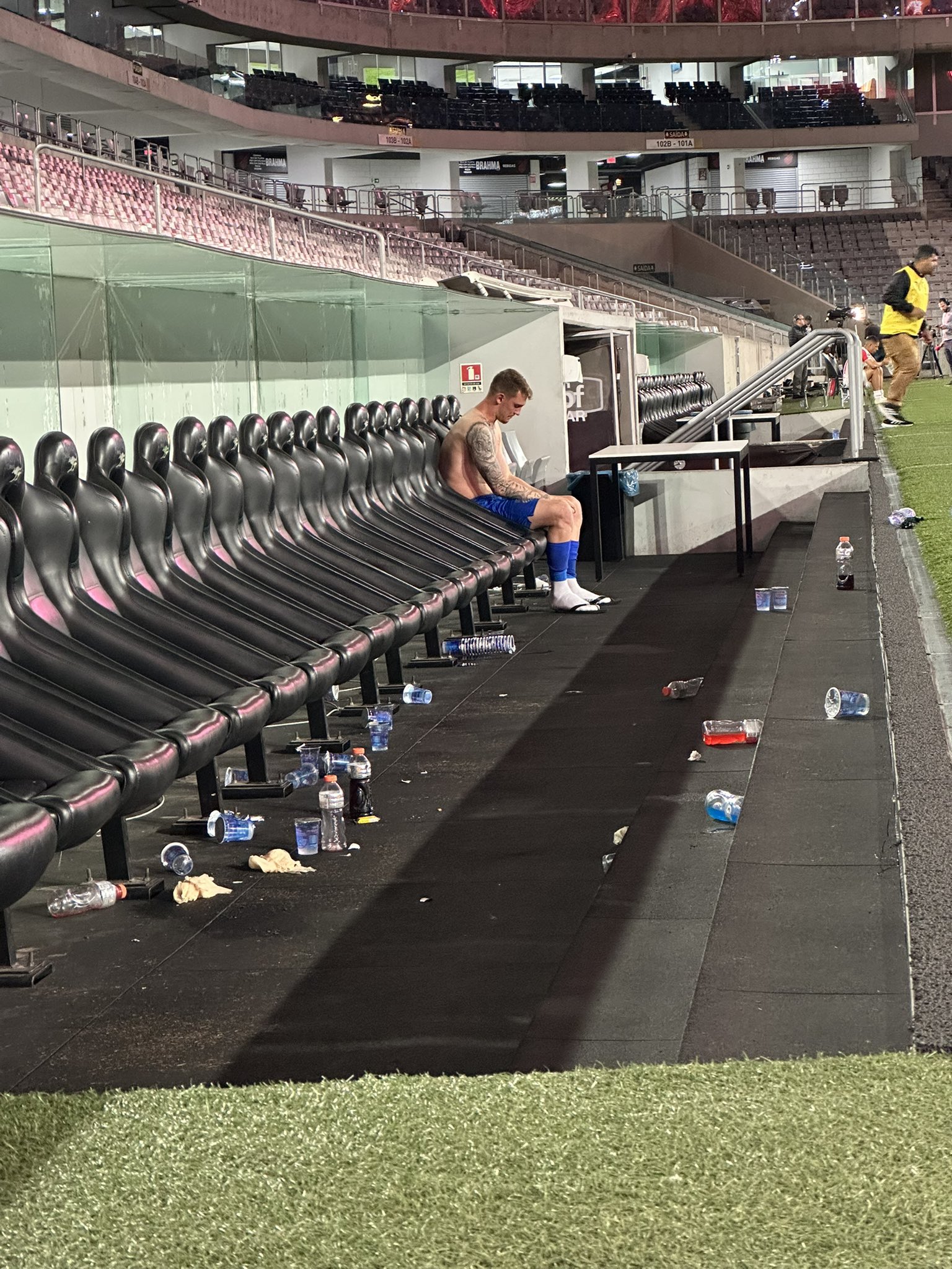 Léo Link emocionado ao se despedido do Athletico Paranaense durante seu último jogo pelo clube em 2025