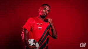 Leozinho em apresentação no Athletico Paranaense