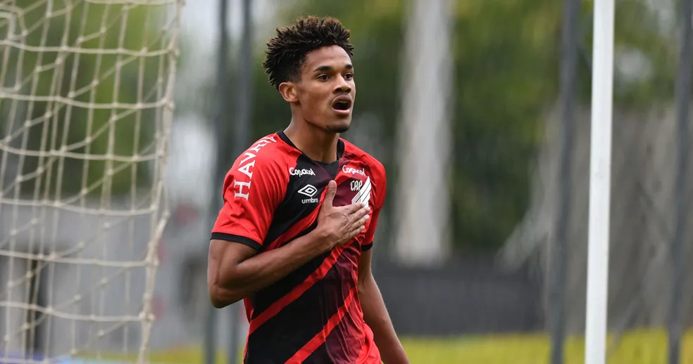 Emersonn jogador promovido da base do Athletico Paranaense